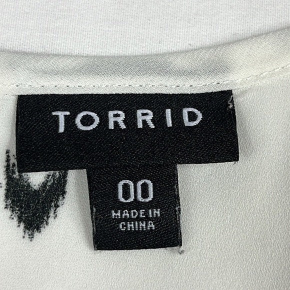 Torrid Sheer Flutter Sleeve Blouse Heart Print Womens Size 00 (10 M/L) Cream Blk - Picture 3 of 9